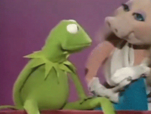 Piggy_karate_chops_Kermit